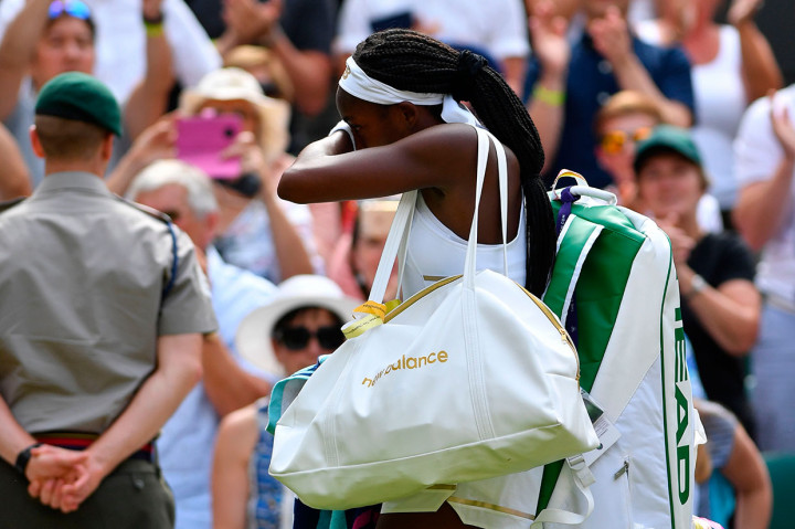 Cori Gauff meninggalkan lapangan usai dikalahkan Simona Halep di babak 16 besar Wimbledon, Senin, 8 Juli 2019 waktu setempat.