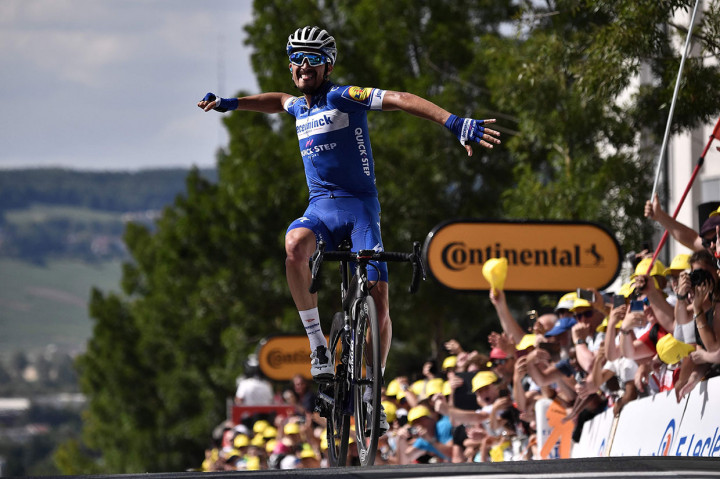 Pembalap asal Prancis Julian Alaphilippe meluapkan kegembiraan usai finis tercepat di etape ketiga Tour de France, Senin, 8 Juli 2019 waktu setempat.