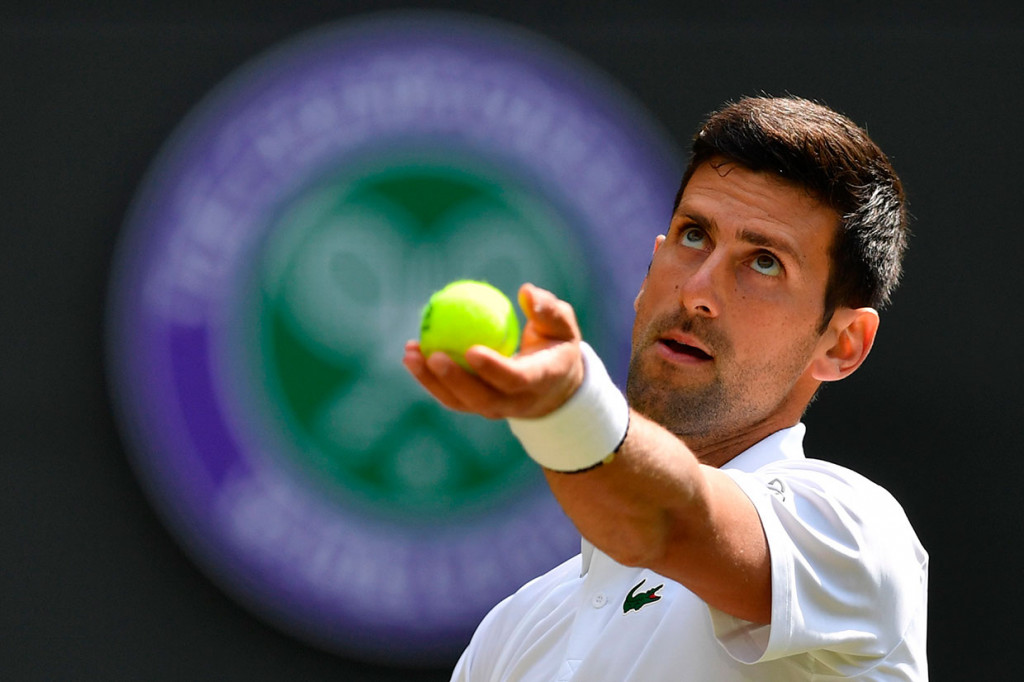 Djokovic memimpin catatan pertemuan mereka dengan skor 5-1. Namun catatan tersebut bukan dihasilkan di atas lapangan rumput dan belum pernah bertemu sejak Rolex Monte-Carlo Masters 2017. 