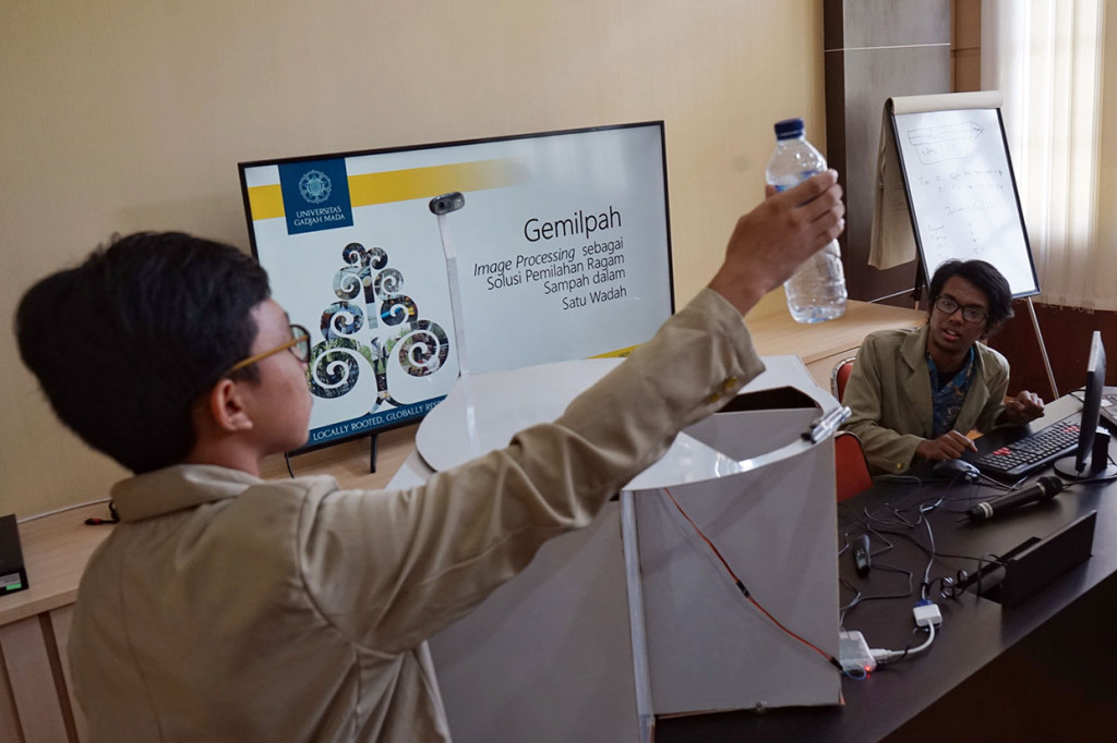 Mereka mengembangkan mesin pemilah sampah otomatis yang dilengkapi dengan image processing yang akan membantu proses pengelompokan sampah secara spesifik untuk mengatasi persoalan sampah.
