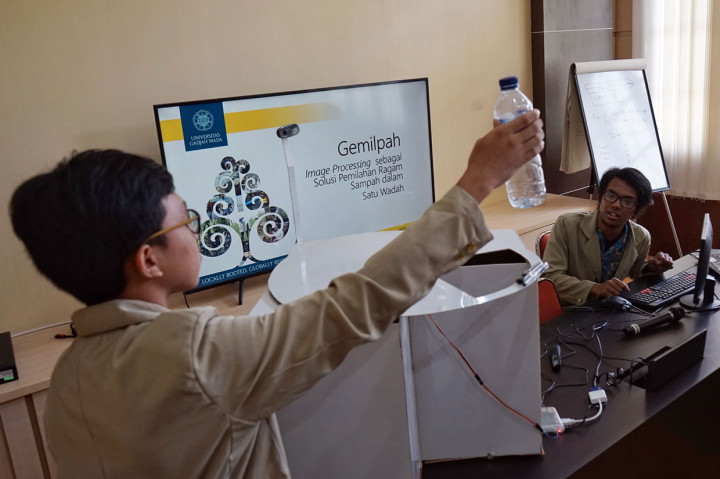 Mereka mengembangkan mesin pemilah sampah otomatis yang dilengkapi dengan image processing yang akan membantu proses pengelompokan sampah secara spesifik untuk mengatasi persoalan sampah.