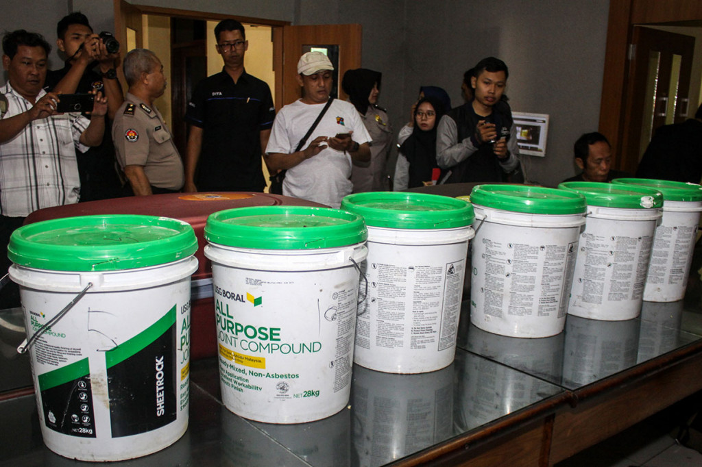 Sejumlah barang bukti galon cat yang berisi narkoba jenis sabu ditunjukkan ketika ungkap kasus narkoba di Polda Jawa Timur, Surabaya, Jawa Timur, Selasa, 9 Juli 2019.