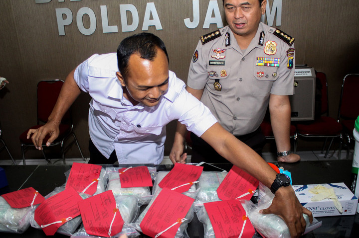 Direktorat Reserse Narkoba Polda Jatim berhasil menggagalkan peredaran narkoba jenis sabu sebanyak 11,5 Kg yang dimasukkan ke dalam galon cat.
