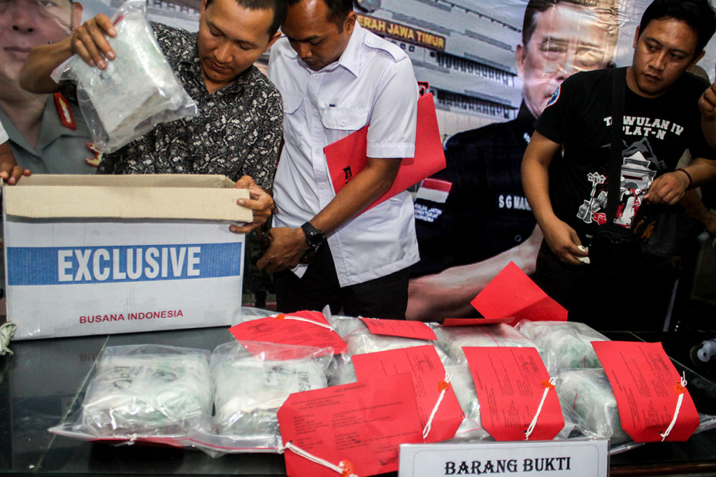 Sementara itu tersangka kurir 11,5 kg sabu, Pieter Kristiono, 38, tewas setelah tertabrak truk saat hendak melarikan diri. Saat mobil yang membawanya dari Jakarta menuju Surabaya mengisi BBM di SPBU rest area Tambun, Bekasi, tersangka berusaha melarikan diri ke arah jalan tol dan tertabrak truk yang melintas.