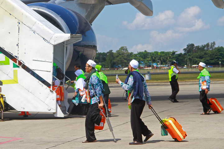 Kloter pertama dari Kalsel tersebut memberangkatkan sebanyak 320 JCH menuju Tanah suci. Antara Foto/Bayu Pratama S