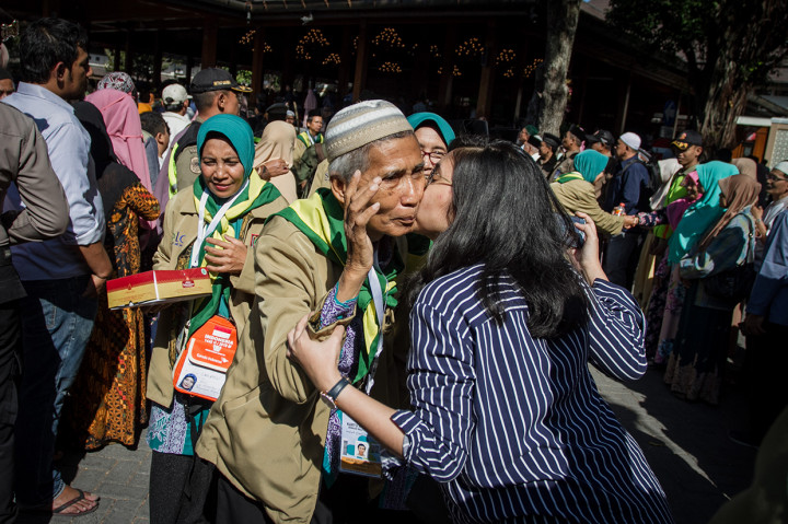 Sementara itu, Kelompok terbang (kloter) Solo memberangkatkan 407 jamaah calon haji yang dibagi menjadi tiga kloter 11,12 dan 96. Antara Foto/Mohammad Ayudha