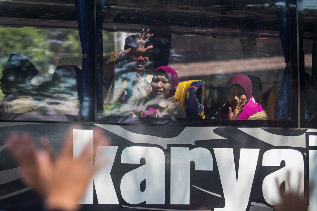 Jamaah calon haji asal Solo melambaikan tangan kepada kerabat pada acara Pelepasan dan Pemberangkatan Calon Jamaah Haji di Balaikota Solo, Jawa Tengah. Antara Foto/Mohammad Ayudha