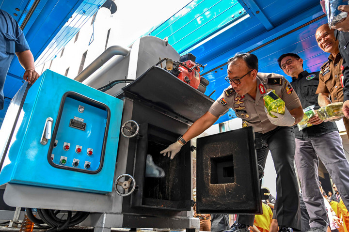 Karopenmas Divisi Humas Polri Brigjen Dedi Prasetyo (tengah) bersama Wadir IV Direktorat Narkoba Bareskrim Polri Kombes Pol Krisno Siregar (kiri) didampingi jajaran terkait memusnahkan barang bukti narkotika jenis shabu saat rilis pengungkapan narkotika jaringan internasional di Mabes Polri, Jakarta.