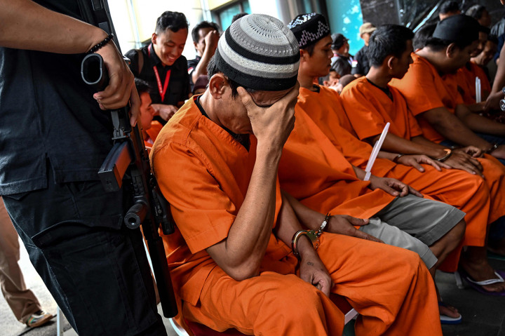 Sejumlah tersangka dan barang bukti dihadirkan saat rilis pengungkapan narkotika jaringan internasional di Mabes Polri, Jakarta.