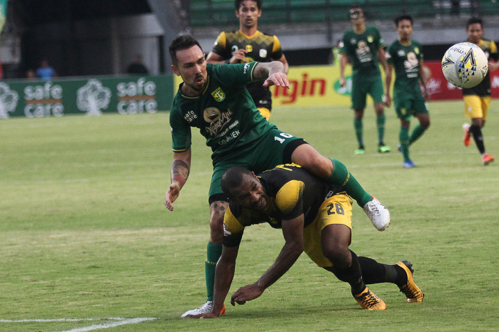 Persebaya ditahan imbang PS Barito Putera dengan skor akhir 2-2. 