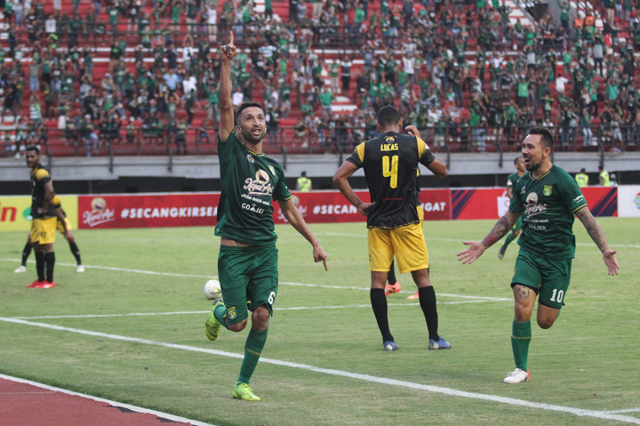 Dua gol Persebaya diciptakan oleh Damian Lizio dan Manuchehr Jalilov . Sedangkan Barito Putera mencetak gol lewat brace Rafael Silva.