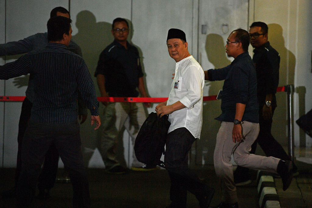 Syafrudin keluar dari rutan mengenakan kemeja warna putih lengan panjang dan peci hitam pukul 19.55 WIB. Antara Foto/Sigid Kurniawan
