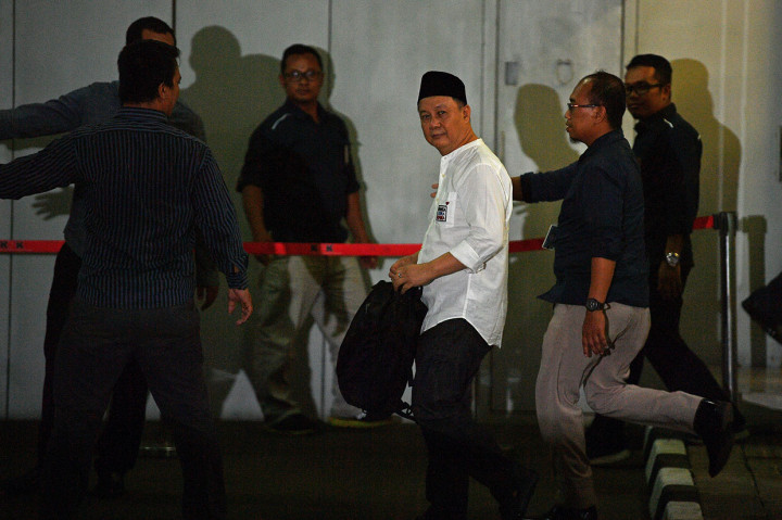 Syafrudin keluar dari rutan mengenakan kemeja warna putih lengan panjang dan peci hitam pukul 19.55 WIB. Antara Foto/Sigid Kurniawan
