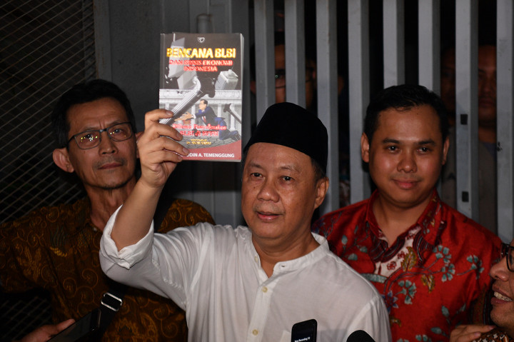 Saat melangkahkan kaki keluar rutan, Syafruddin mengangkat buku yang ditulisnya selama menjalani penahanan di KPK. Buku tersebut berjudul 