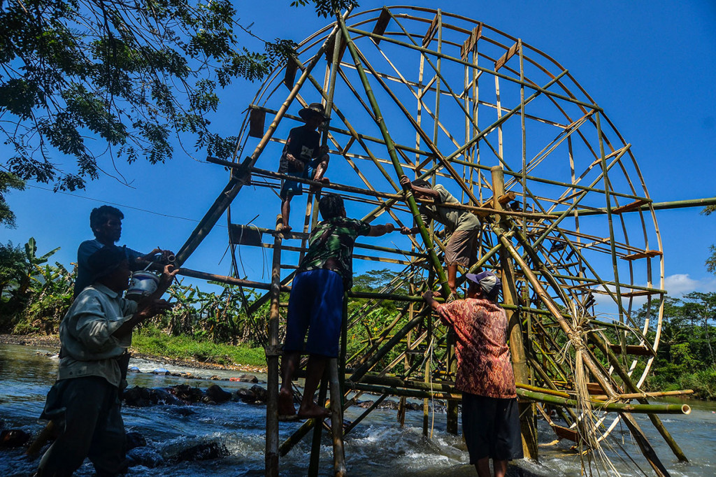 Kelompok Tani Sarimukti membangun kincir air untuk mengairi areal sawah yang dibuat secara swadaya di Aliran Sungai Citanduy, Desa Manggungsari, Kabupaten Tasikmalaya, Jawa Barat, Selasa, 9 Juli 2019.