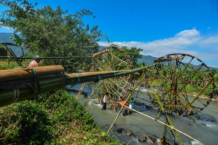 Memasuki musim kemarau petani setempat lebih memilih menggunakan kincir air dibandingkan alat pompa air karena biaya yang lebih efisien.