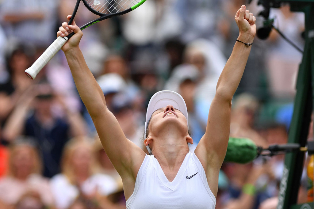 Petenis Rumania Simona Halep meluapkan kegembiraan usai memastikan diri melaju ke semifinal turnamen Wimbledon, Selasa, 9 Juli 2019 waktu setempat.