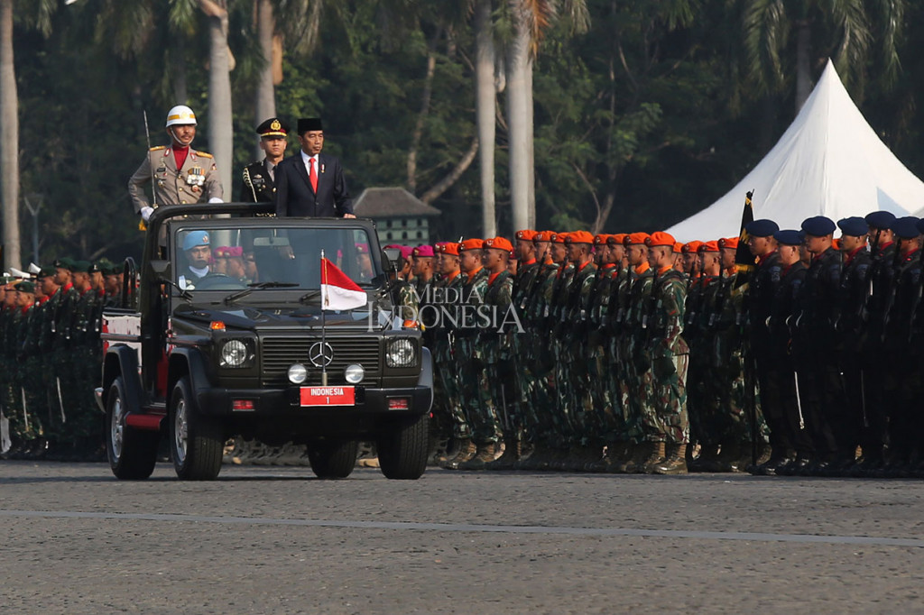 Presiden Joko Widodo melakukan inspeksi pasukan saat menjadi inspiktur upacara puncak perayaan HUT ke-73 Bhayangkara dan bertindak sebagai inspektur upacara di Silang Monas, Jakarta, Rabu, 10 Juli 2019.