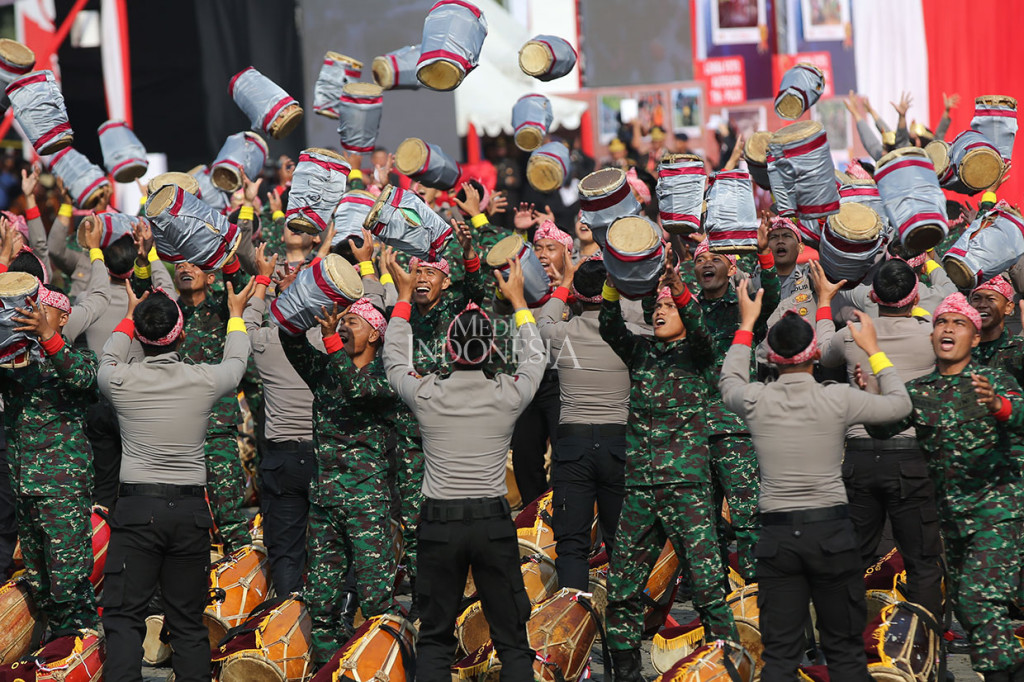 Acara puncak peringatan hari Bhayangkara Ke-73  melibatkan hampir 4 ribu personel, 4 resimen dan 13 batalyon baik dari Polri, TNI maupun komponen masyarakat. Rangkaian acara terdiri dari parade dan berbagai peragaan kemampuan personil seperti drum band gabungan taruna TNI Polri, rampak gendang gabungan, parade marching band polwan, terjun payung dari 22 anggota Polri dan TNI, 7 helikopter Baharkam Polri melakukan flying pass.