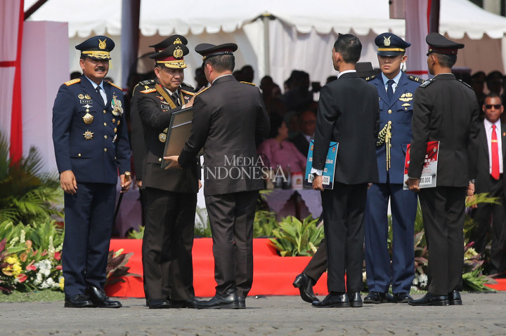 HUT Bhayangkara juga diwarnai pemberian penghargaan oleh Kapolri Jenderal Tito Karnavian kepada anggota Polri dan masyarakat yang telah memberikan kontribusi dalam rangka menjaga keamanan NKRI.