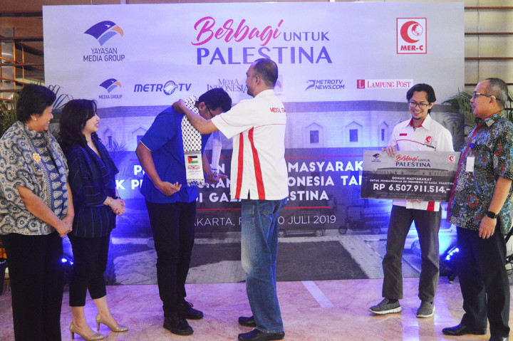 Sarbini dalam kesempatan tersebut juga menyerahkan cendera mata kepada Ali Sadikin berupa syal berbendera Palestina.