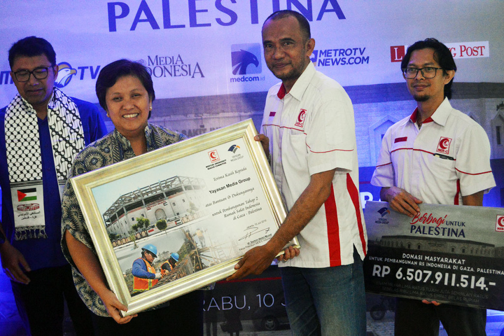 Sarbini juga menyerahkan foto pembangunan tahap kedua RS Indonesia di Gaza kepada Deputy Chairman Media Group Rerie L Moerdijat.