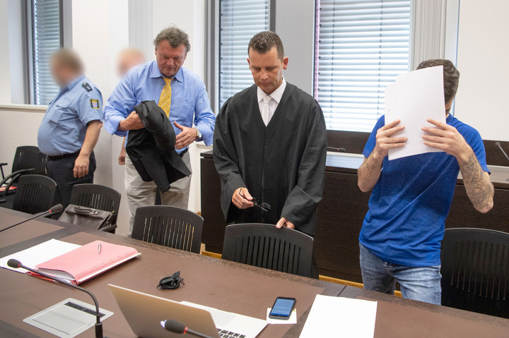 Kasus Bashar meningkatkan tekanan terhadap pemerintahan Kanselir Angela Merkel yang memutuskan untuk tetap membuka perbatasan Jerman di tengah puncak krisis pengungsi Eropa saat itu.