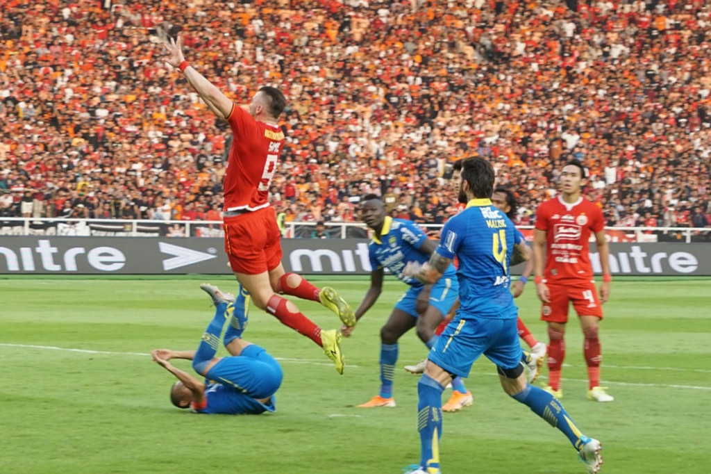 Pekan kedelapan Liga 1 2019 dihiasi laga big match antara Persija Jakarta vs Persib Bandung yang dihelat di Stadion Utama Gelora Bung Karno (SUGBK), Jakarta.
