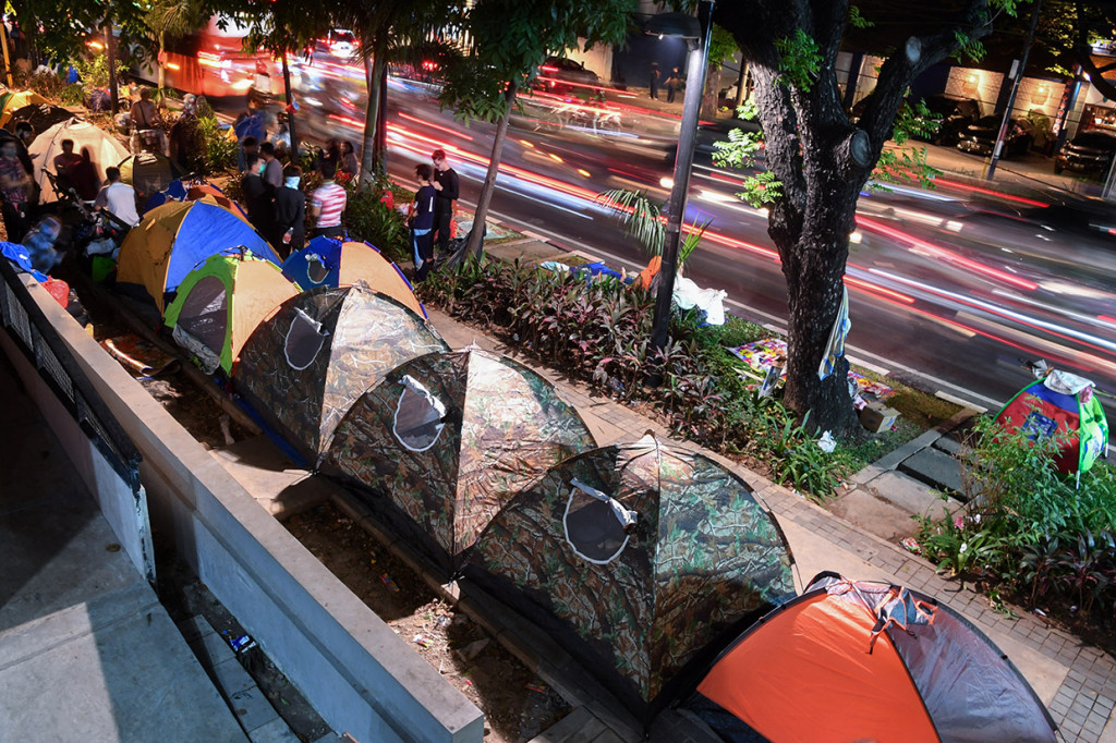 Sejumlah pencari suaka beraktivitas di dekat tenda yang didirikan di trotoar jalan Kebon Sirih, Jakarta.