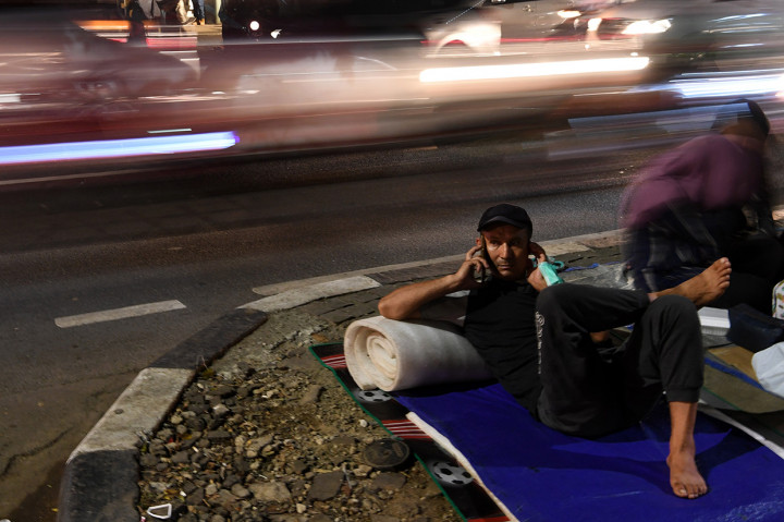 Pencari suaka yang berasal dari sejumlah negara seperti Somalia, Sudan, Pakistan dan Afganistan yang saat ini masih berkemah di sepanjang trotoar jalan Kebon Sirih akan dipindah ke Masjid Raya Jakarta Islamic Center.
