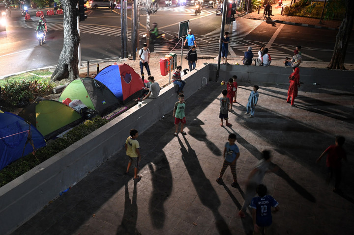 Namun demikian belum dipastikan berapa lama para pencari suaka akan tinggal sementara di Islamic Center.
