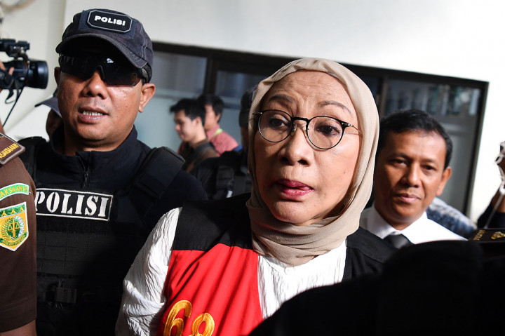 Setibanya di pengadilan, Ratna dikawal beberapa anggota kepolisian lengkap dengan senjata laras panjang dan jajaran dari kejaksaan.