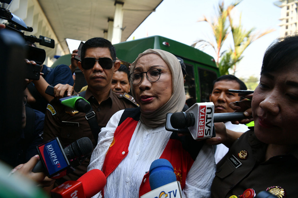 Ratna yang ditemui memakai busana berwarna putih dan kerudung coklat tidak banyak menanggapi  pertanyaan awak media yang telah menunggu kedatangannya sejak pagi, dan menjawab singkat,
