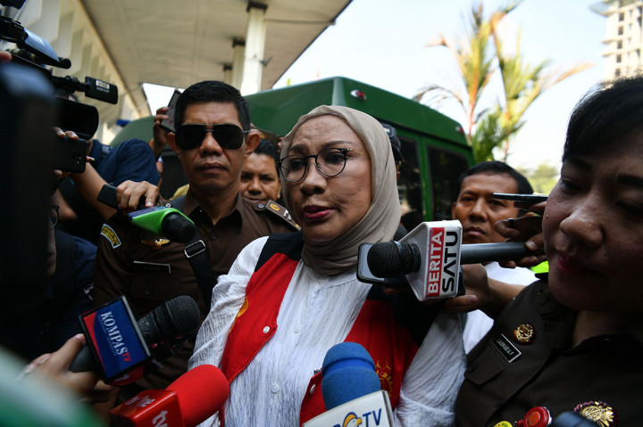 Ratna yang ditemui memakai busana berwarna putih dan kerudung coklat tidak banyak menanggapi  pertanyaan awak media yang telah menunggu kedatangannya sejak pagi, dan menjawab singkat,