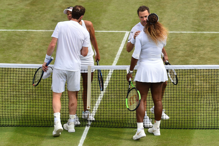 Ganda campuran Andy Murray dan Serena Williams memberi ucapan selamat kepada lawannya Bruno Soares dari Brasil dan Nicole Melichar dari Amerika Serikat usai pertandingan babak ketiga Wimbledon di All England Lawn Tennis Club, Wimbledon, Rabu, 10 Juli 2019 waktu setempat.