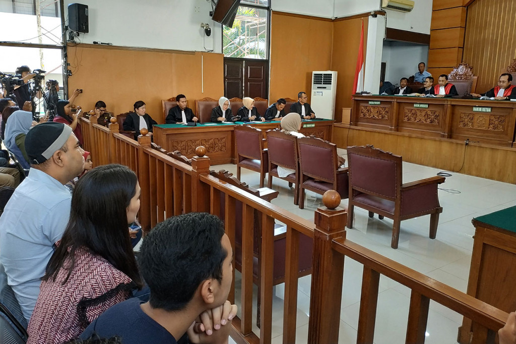 Terdakwa dugaan penyebaran berita bohong (hoaks) Ratna Sarumpaet menjalani sidang putusan atau vonis di Pengadilan Negeri Jakarta Selatan, Jakarta, Kamis, 11 Juli 2019.