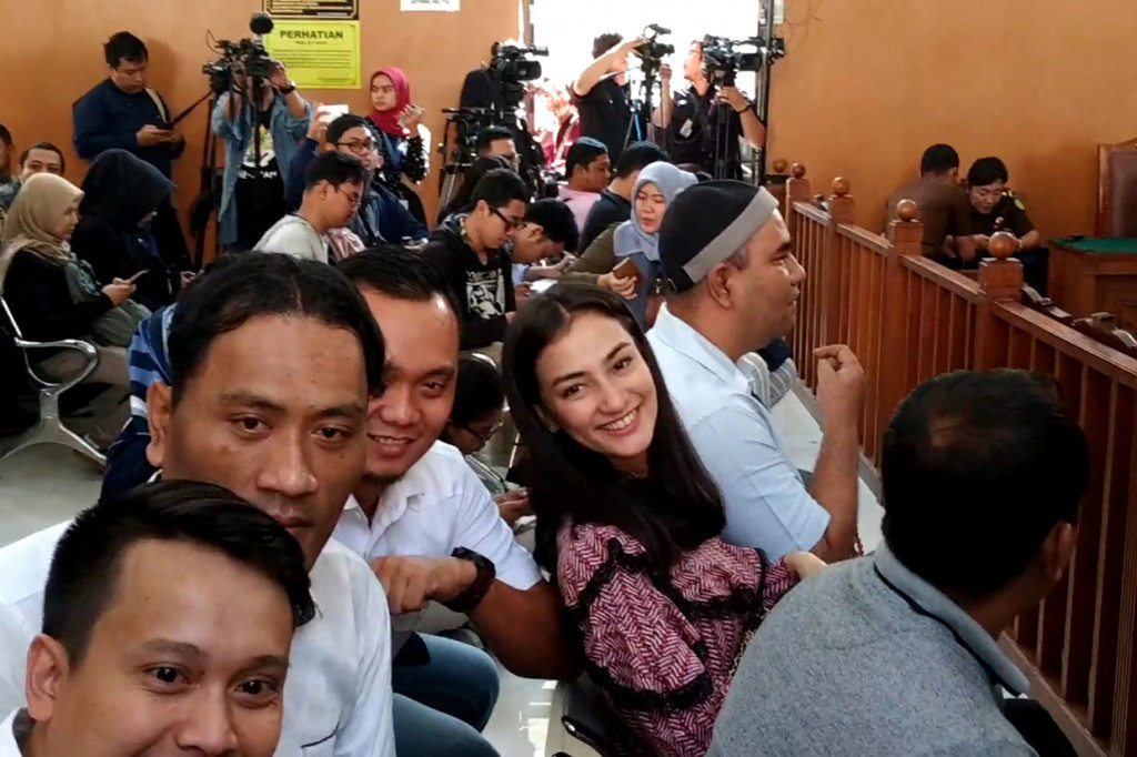 Dua anak Ratna Sarumpaet, Atiqah Hasiholan dan Mohammad Iqbal Alhady turut hadir dalam sidang pembacaan putusan atau vonis oleh majelis hakim di PN Jaksel.
