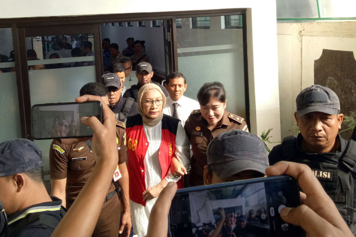 Dalam kasus penyebaran berita bohong melalui media elektronik ini, Ratna Sarumpaet didakwa melanggar Pasal 14 Ayat (1) Undang-Undang Nomor 1 Tahun 1946 tentang Peraturan Hukum Pidana, dan juga dakwaan Pasal 28 Ayat (2) juncto 45A Ayat (2) UU 19/2016 tentang Informasi dan Transaksi Elektronik dan ia dituntut 6 tahun tahanan oleh JPU.