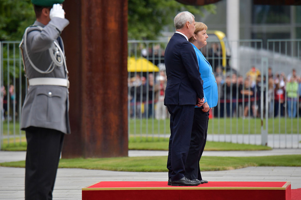 Angela Merkel, 64, (kanan) terlihat gemetar saat sedang menghadiri upacara kehormatan militer untuk penyambutan Perdana Menteri Finlandia Antti Rinee, di Berlin, Rabu, 10 Juli 2019 waktu setempat.