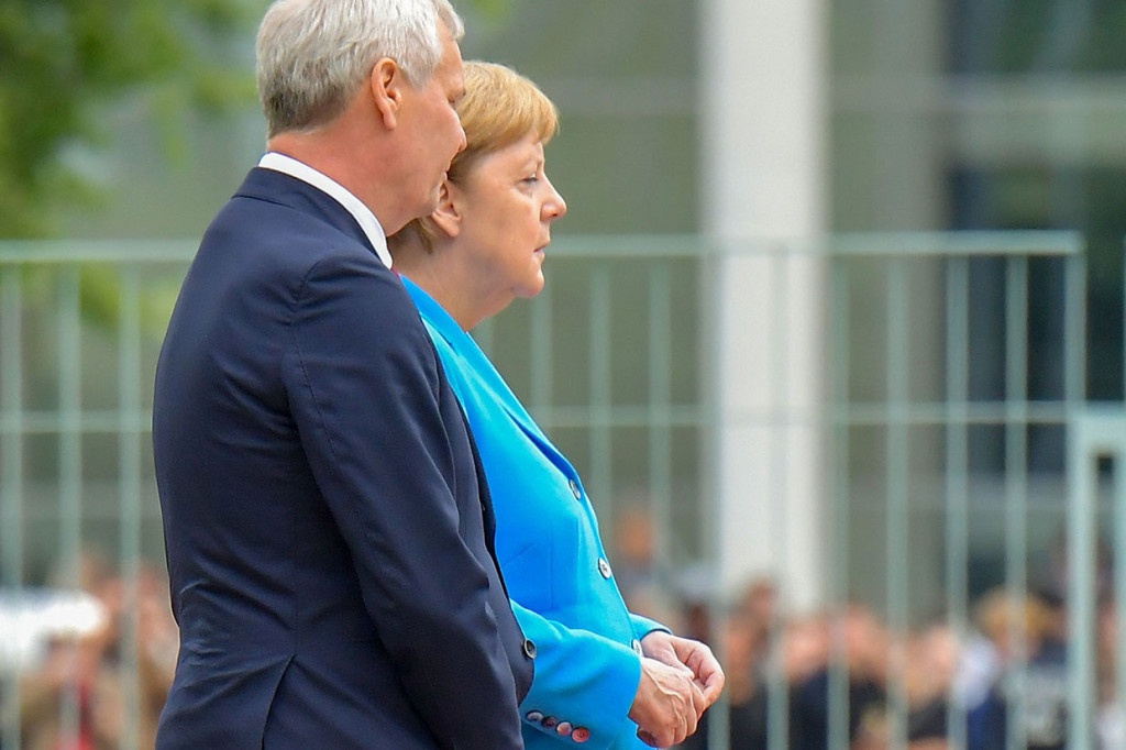 Kanselir Jerman tersebut terlihat gemetar selama beberapa menit saat lagu kebangsaan dikumandangkan. Kejadian tersebut merupakan yang ketiga kalinya dalam kurun wkatu kurang dari sebulan.