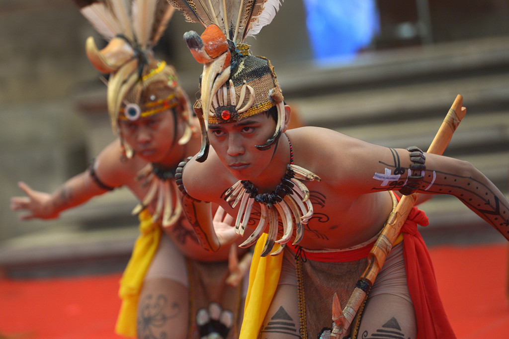 Seniman Kalimantan Tengah membawakan Tari Bawi Kuwu pada pagelaran di Pesta Kesenian Bali 2019 di Taman Budaya Provinsi Bali, Denpasar, Bali.
