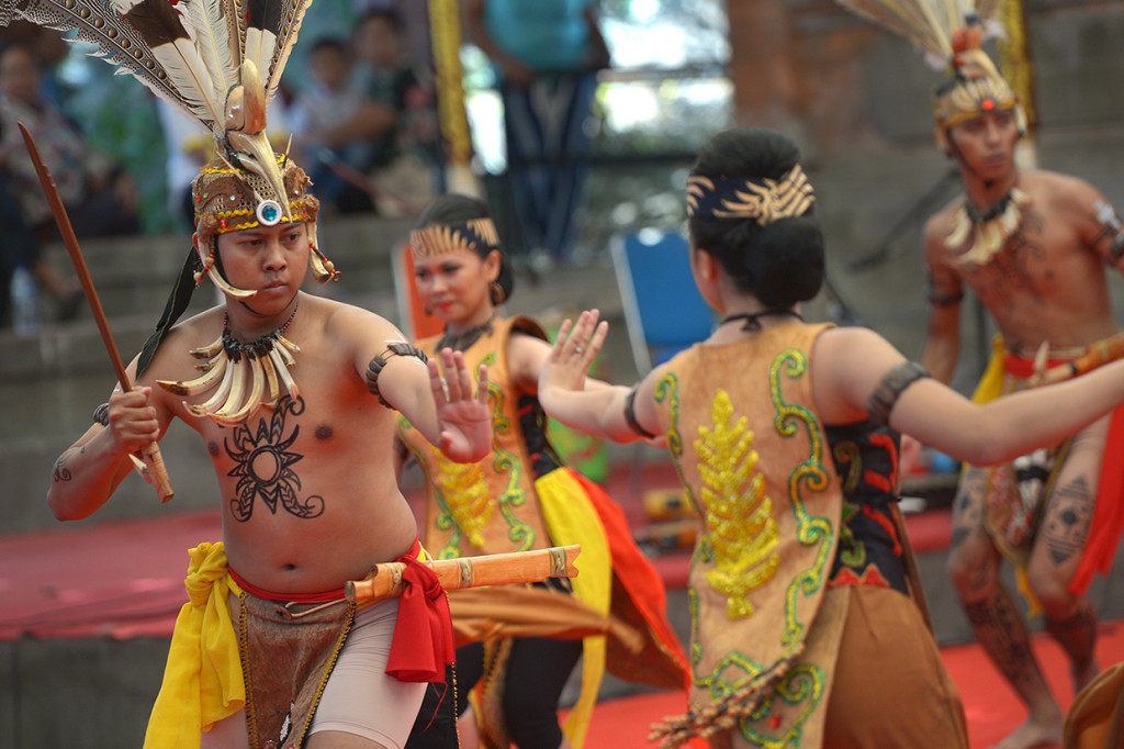 Seniman Kalimantan tengah menampilkan lima tarian khas suku Dayak untuk mempromosikan seni budaya dan pariwisata di Bali.