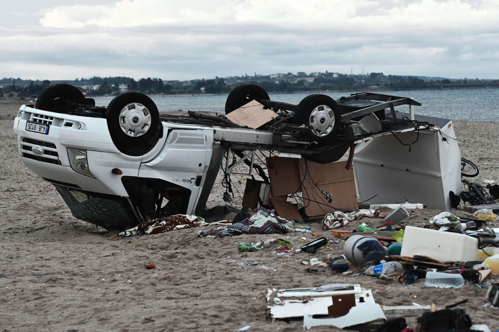 Sebuah mobil terbalik dan mengalami kerusakan cukup parah setelah disapu badai di Nea Plagia, kawasan wisata populer Halkidiki,Yunani utara, Kamis, 11 Juli 2019. Kejadian tersebut menewaskan pasangan dari Ceko serta melukai putra dan cucu mereka.