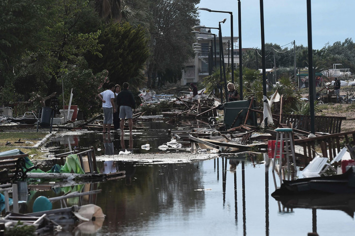 Tornado dan hujan es menewaskan sedikitnya enam wisatawan di kawasan wisata populer Halkidiki, dekat Kota Thessaloniki, Rabu, 10 Juli 2019 malam waktu setempat. Satu pria dan seorang wanita, yang juga warga negara asing mengalami luka dalam insiden serupa.