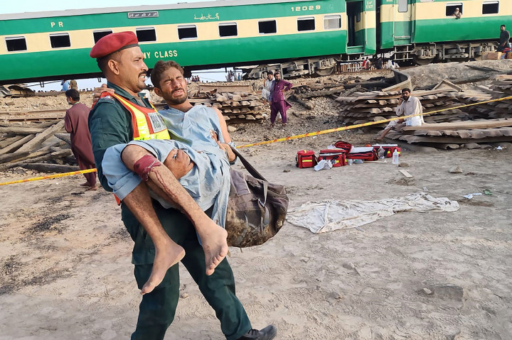 Sedikitnya sembilan orang tewas dan lebih dari 60 lainnya terluka akibat insiden ini.