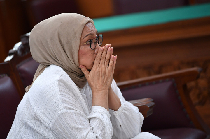 Terdakwa kasus dugaan penyebaran berita bohong atau hoaks Ratna Sarumpaet menjalani sidang putusan di Pengadilan Negeri Jakarta Selatan, Jakarta
