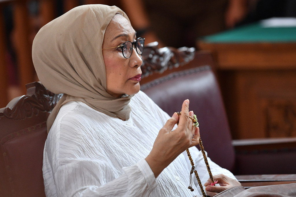 JPU sebelumnya menuntut Ratna pidana bui enam tahun. Jaksa menilai Ratna tidak memenuhi unsur Pasal 44 KUHP terkait penyakit kejiwaannya. Bahkan, permintaan maaf Ratna dinilai tidak dapat menghapus tindakan pidana.