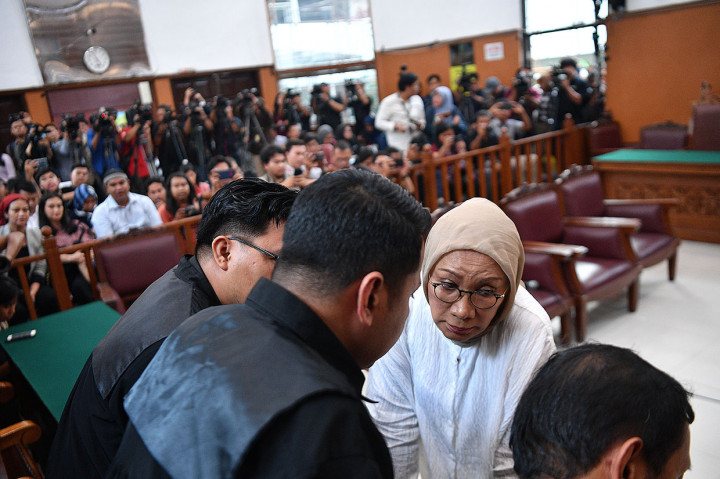 Usai dibacakannya sidang vonis, Ratna langsung berdiskusi dengan tim kuasa hukumnya. Setelah itu, pengacara Ratna, Desmihardi, menyatakan masih pikir-pikir terhadap vonis yang dibacakan.