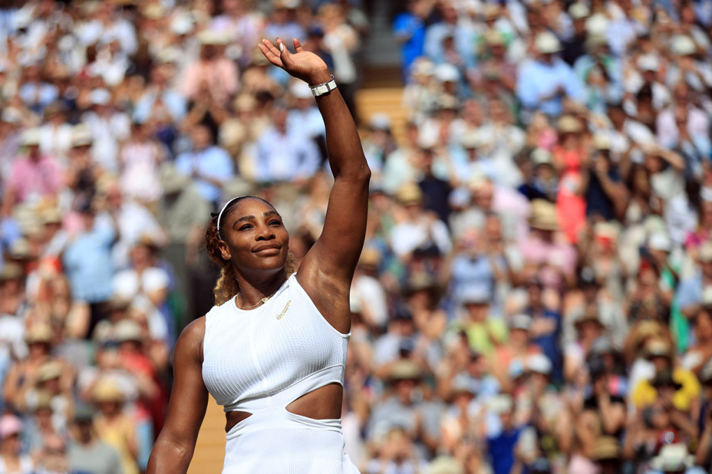 Petenis AS Serena Williams melambaikan tangan kepada para penggemarnya usai menuntaskan laga semifinal Wimbledon, Kamis, 11 Juli 2019 waktu setempat.