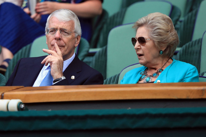 Tidak ketinggalan mantan PM Inggris John Major yang datang bersama istri Norma juga menyaksikan laga tersebut.